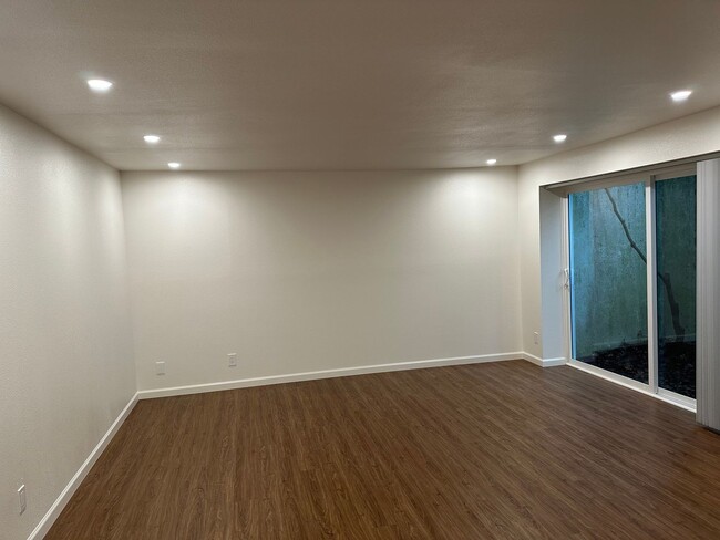 Building Photo - Beautifully updated studio apartment in a ...