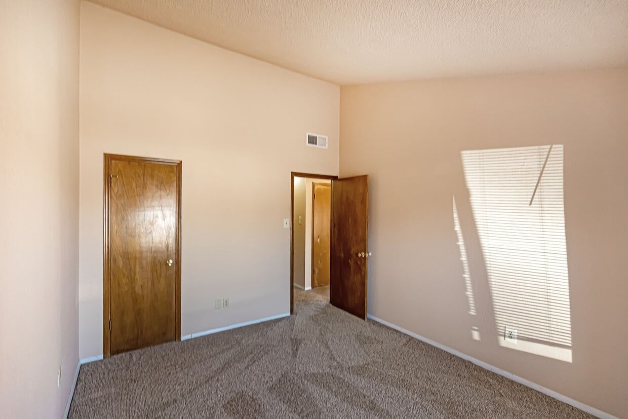 Primary Photo - Super cute 2 bedroom townhouse!