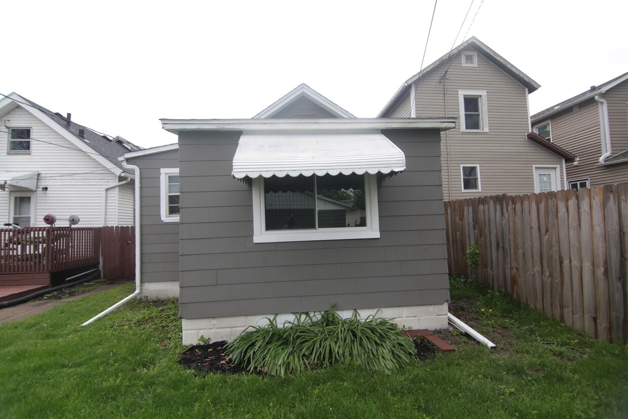 Primary Photo - Modern 4-Bedroom Home with Ample Parking &...