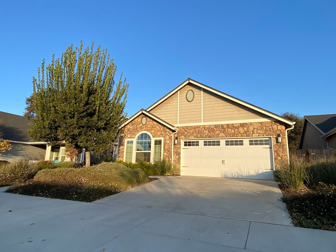 Primary Photo - Lennar built home, Available Now!