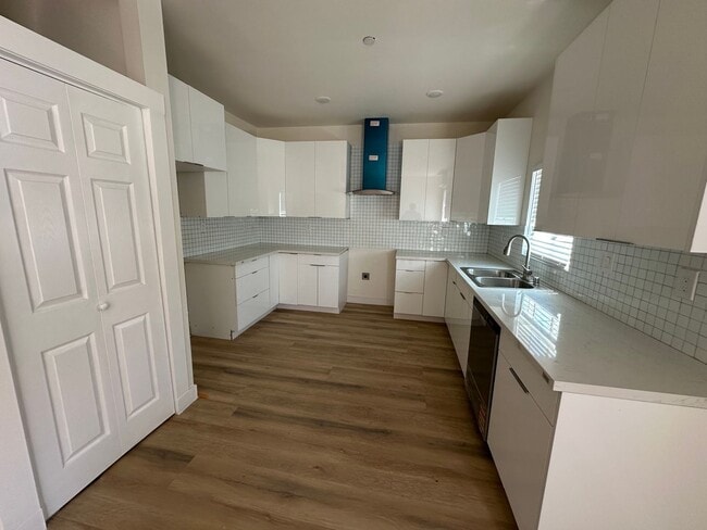 Photo - 165 W 75th St Apartment