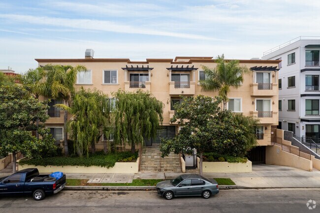 Building Photo - 1444 S Point View St