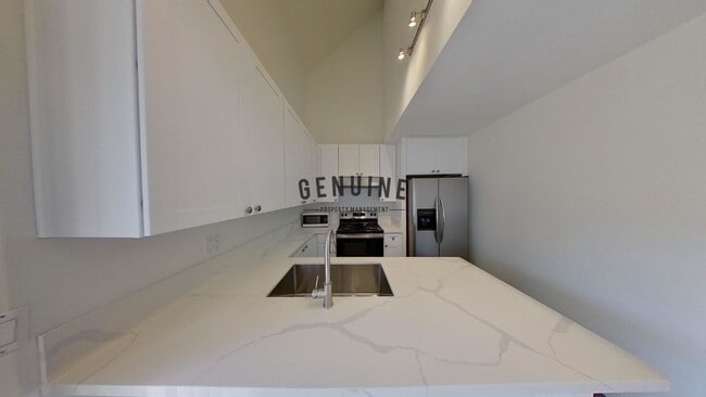 Building Photo - 2 Story 2Bd 2Ba Condo w/Vaulted Ceilings a...