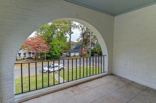 Foto del edificio - Pre-Leasing for the 26-27 School Year! - U...