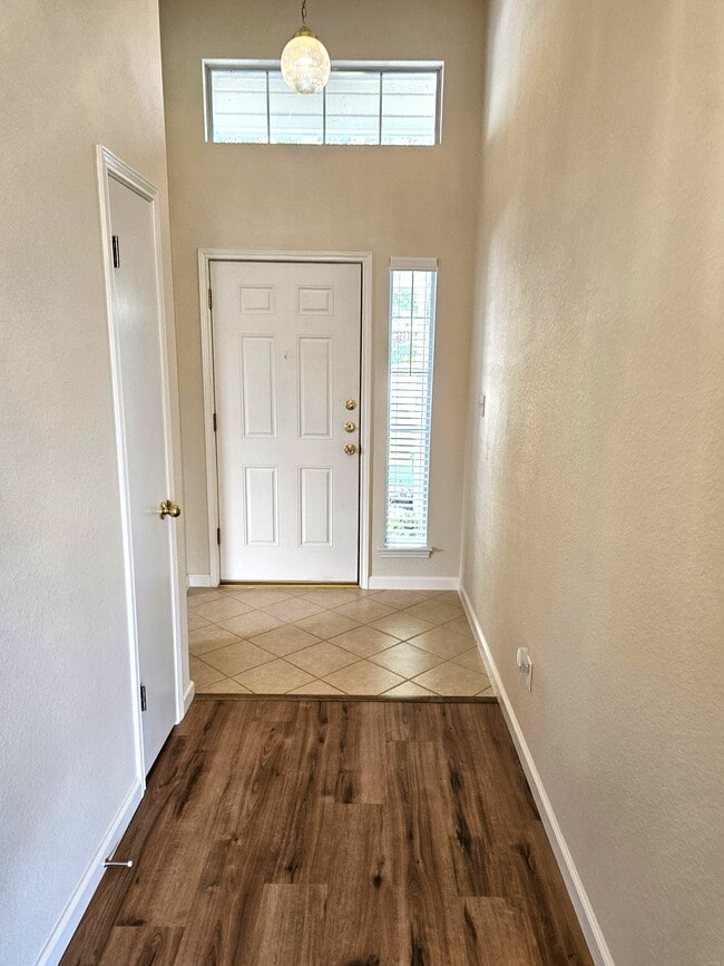 Building Photo - 1002 Woodview Dr