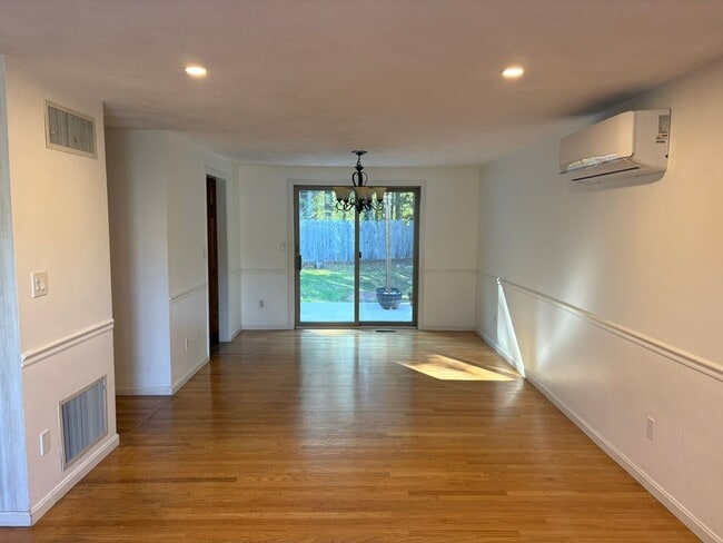 Building Photo - Private Home | 3 Bedroom 2 Bathroom | Huge...