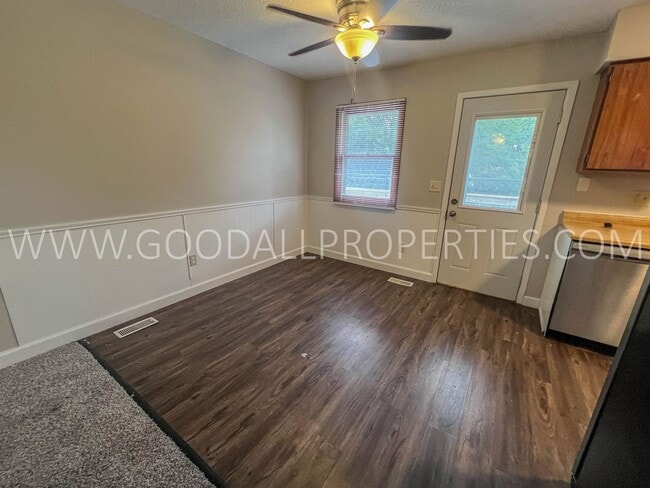 Building Photo - 4 Bedroom 2 Bathroom Home in Altoona with a 2-Car detached garage