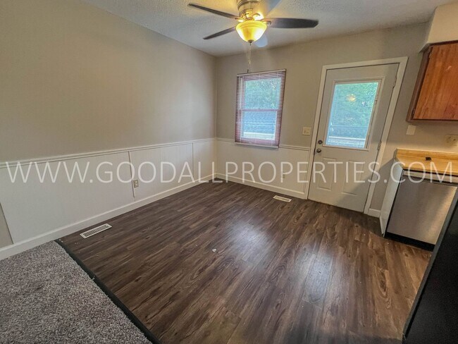 Foto del edificio - 4 Bedroom 2 Bathroom Home in Altoona with a 2-Car detached garage