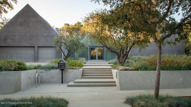 Foto del edificio - 561 Woodland Rd