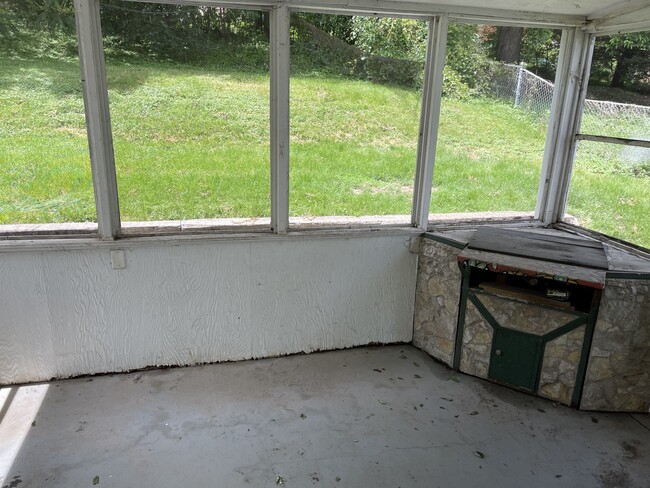 Screened Sunroom - 538 S 50th St