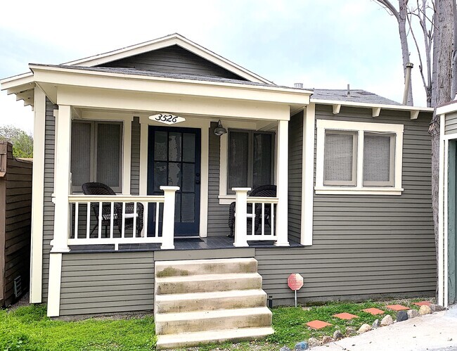 FRONT PORCH / FRONT ENTRANCE - 3526 London St