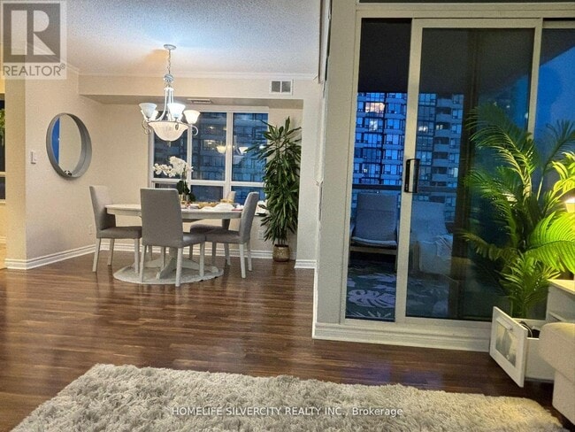 Photo du bâtiment - 335-335 Rathburn Rd W
