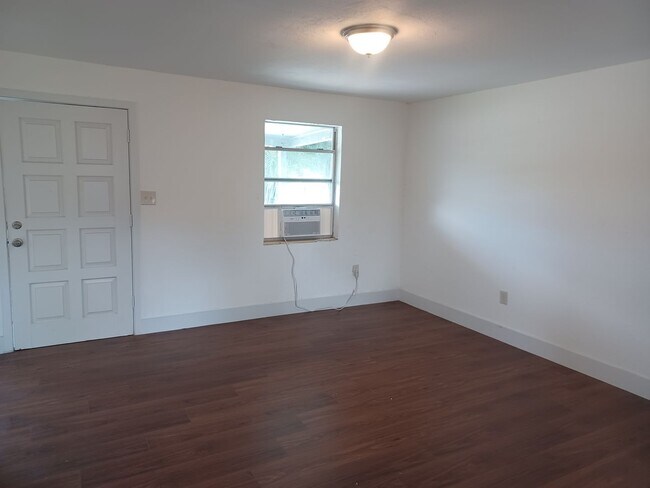 Building Photo - $500 OFF FIRST MONTHS RENT, COMING SOON REMODELED 3 Bedroom /1 Bathroom LARGE FENCED YARD