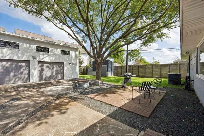 Building Photo - 1136 Oak Tree Dr