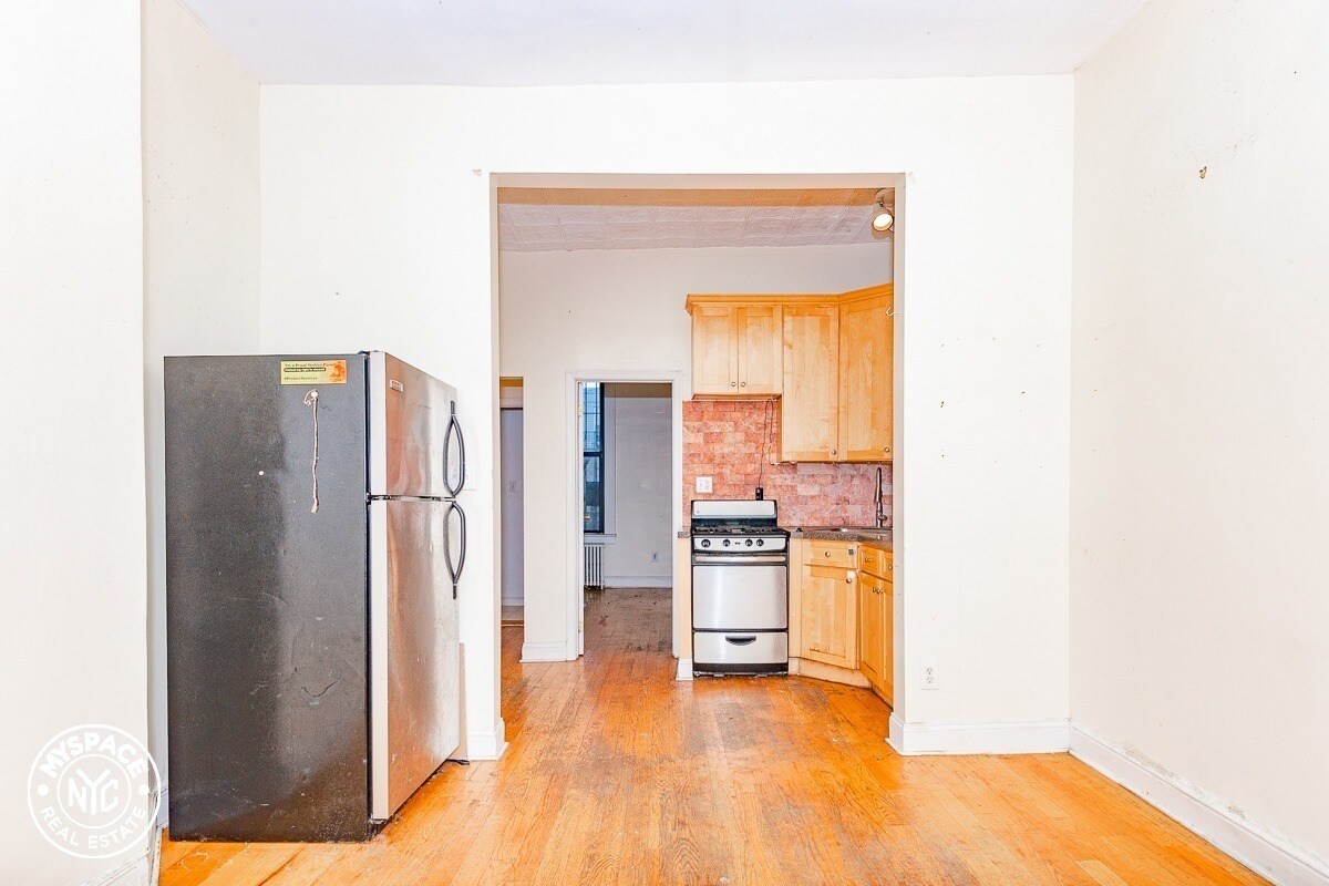Primary Photo - 191 Troutman St