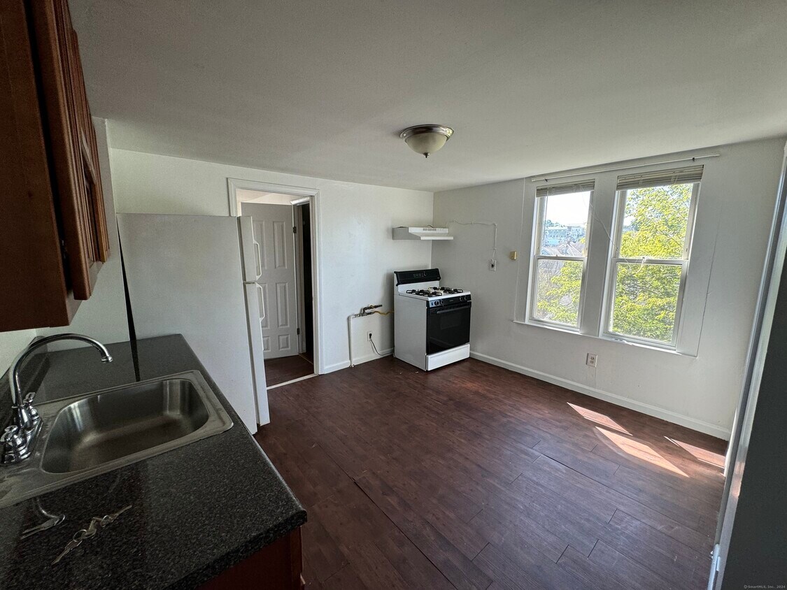 Primary Photo - 27 Hickory St
