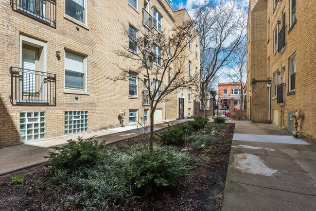 Foto del edificio - 4716 N Bernard St