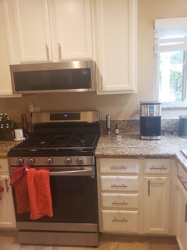 Nuevo horno Samsung con freidora de aire - 4564 Beverly Glen Dr