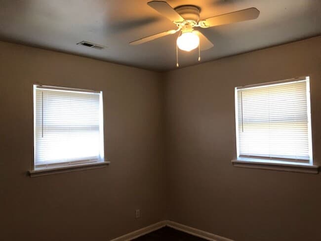 Building Photo - 2 Bedroom 1 Bath Home - Recently updated a...