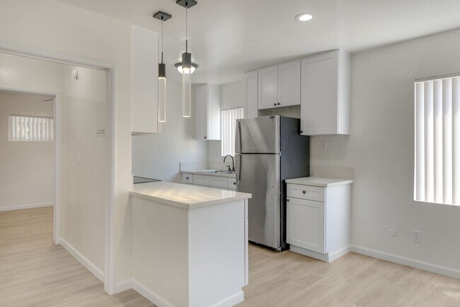 Foto del edificio - Spacious 1 Bedroom Apartments with Parking - Noho Arts District