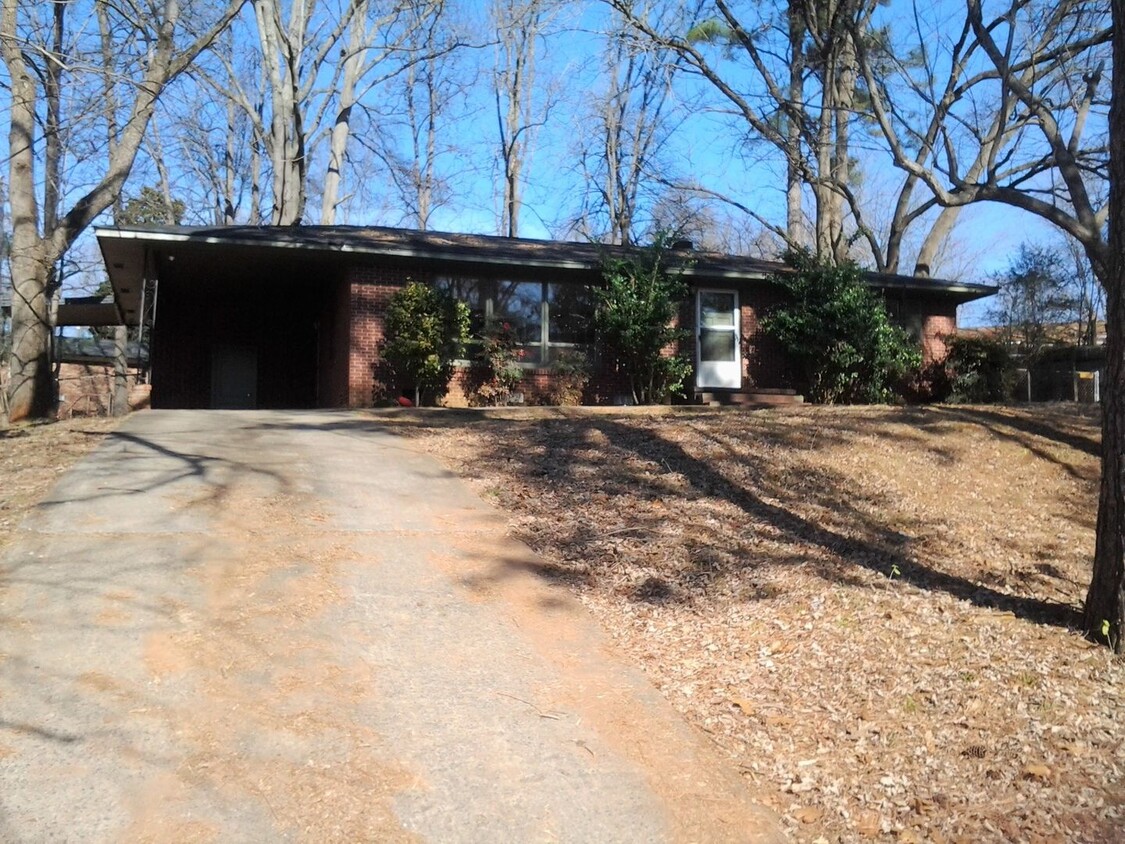 Primary Photo - 3 Bedroom Home w/ Carport & Fence!