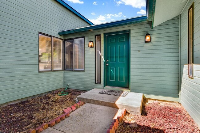 Foto del edificio - 2436 Hillcrest Way
