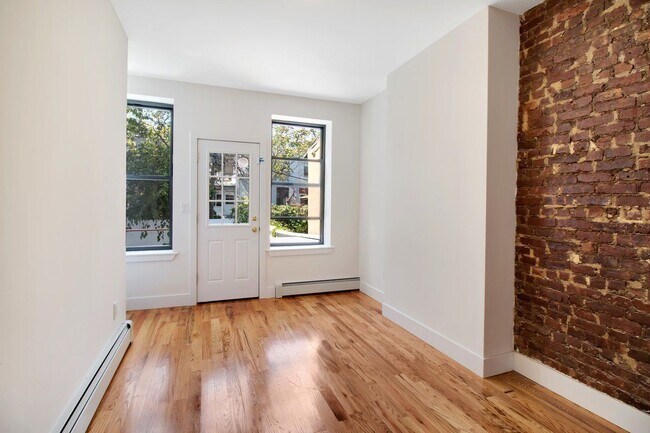 Foto del edificio - 352 Bradford St