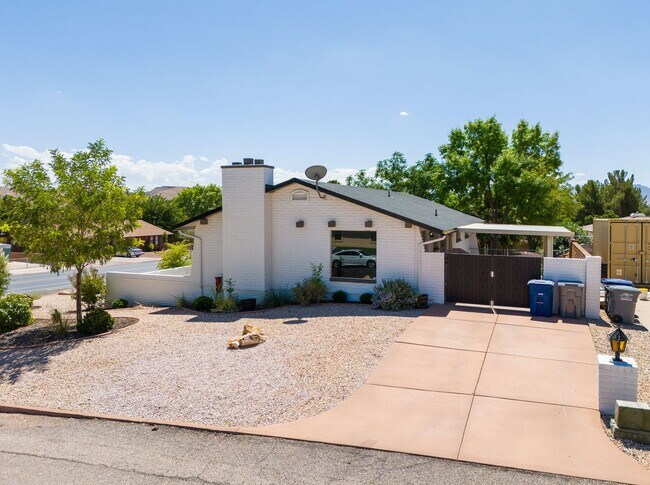 Foto del edificio - Unique & Fully Renovated Bloomington Home