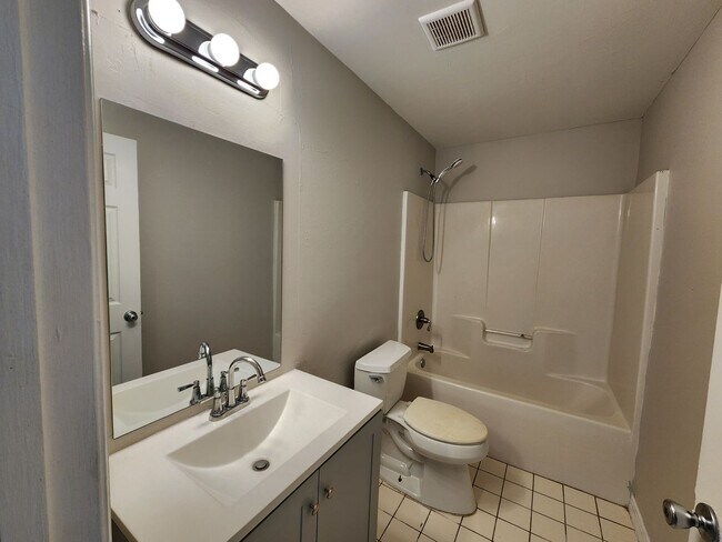 Foto del edificio - 5013-5015 Locke Ln