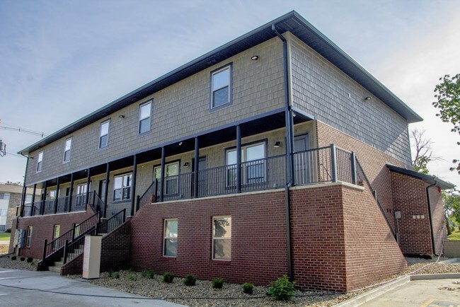 Building Photo - 403 E Vernon Ave