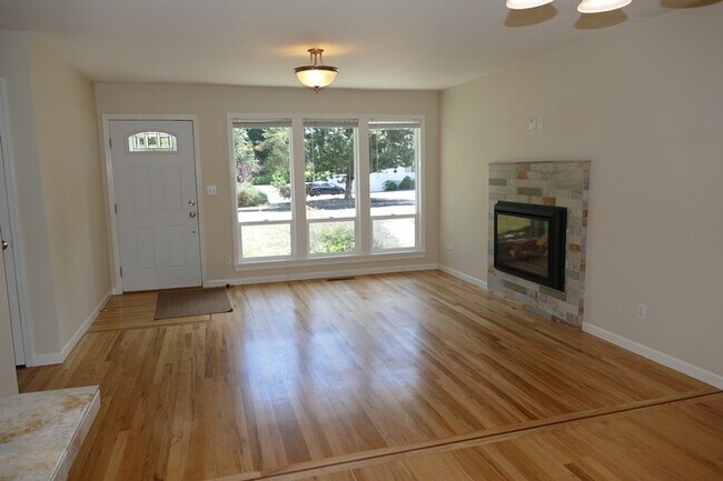Foto del edificio - SE Garrett Dr - Milwaukie 3 bedroom with hardwood floors