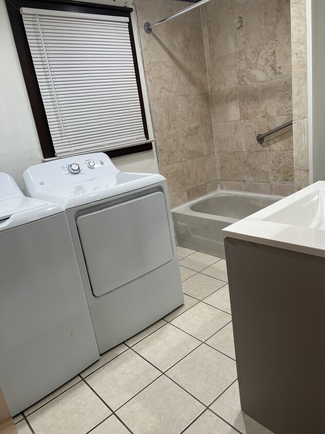 Foto principal - 2439 S Iseminger St