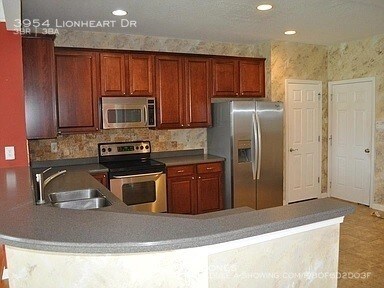 Foto del edificio - 3954 Lionheart Dr
