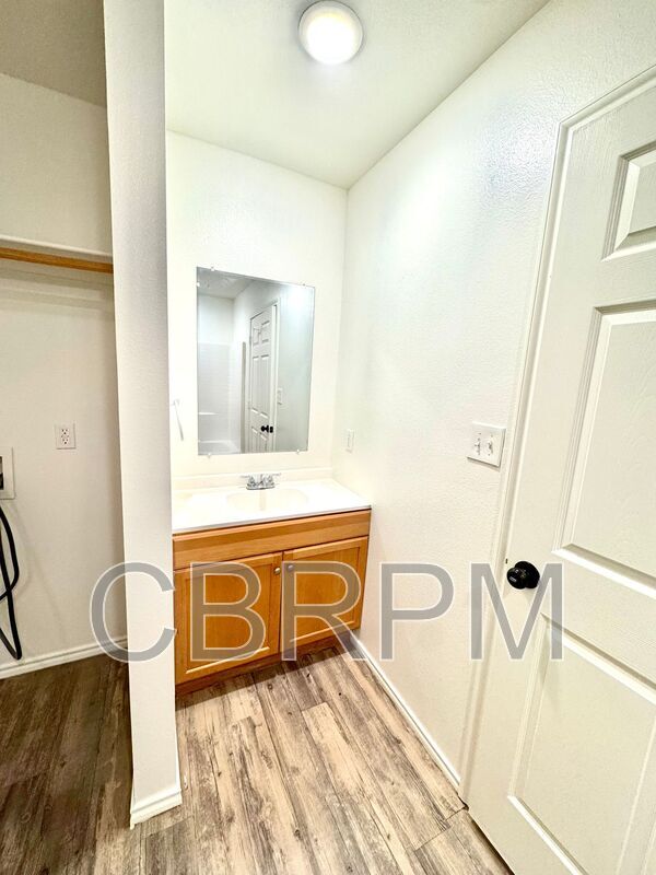 Foto del edificio - 2127 E Broadway