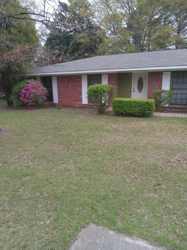 Primary Photo - 1002 E University Dr