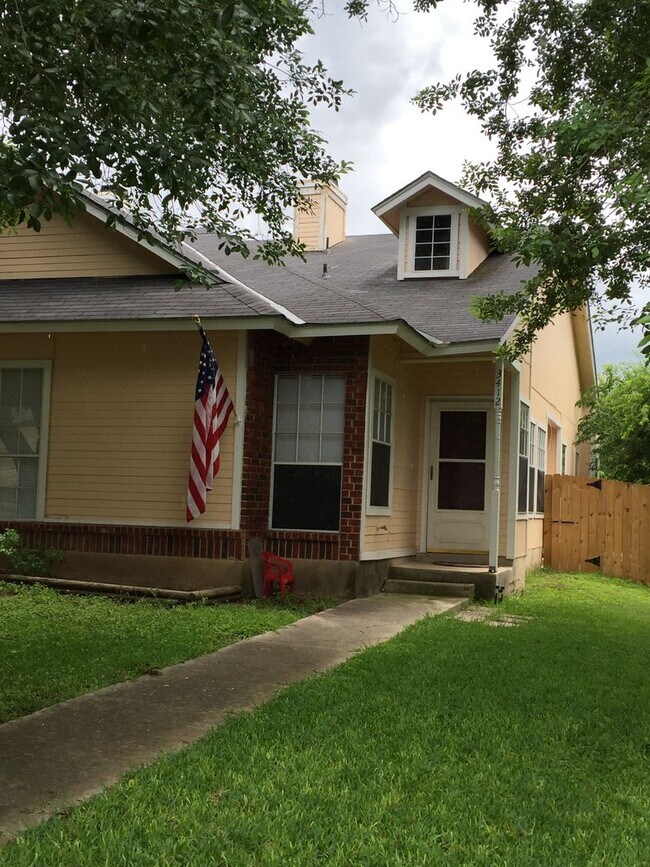 Foto del edificio - COMING SOON! Stoneridge Duplex Well-Maintained 3 Bedroom