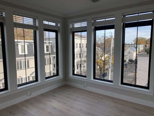 Building Photo - Modern 4.5 Bed/3 Bath in Allston with Washer and Dryer in Unit!