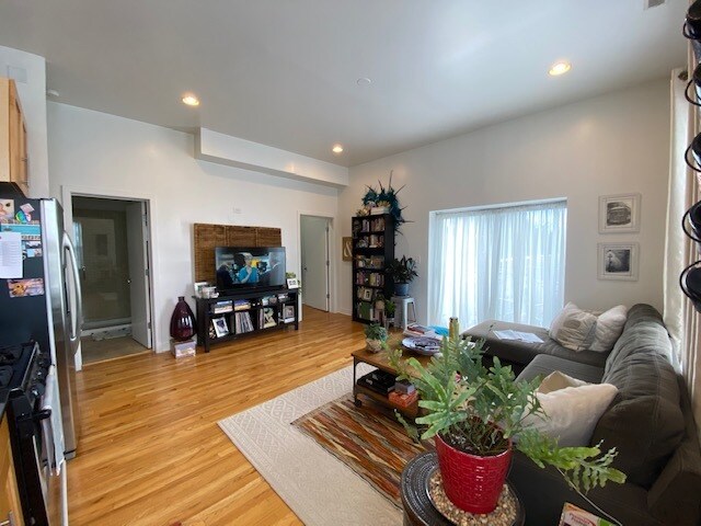 Foto del edificio - 2120 W Washington Blvd