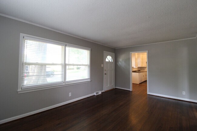 Building Photo - 2 Bedroom 1 Bath Home in Roeland Park