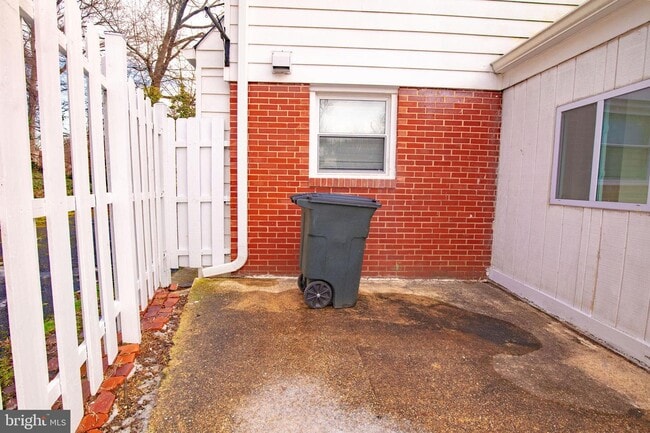 Building Photo - 5810 Greenleaf Rd