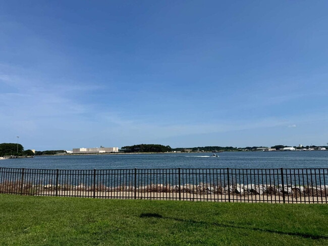 Photo - BAY POINT CONDOMINIUMS / Norfolk