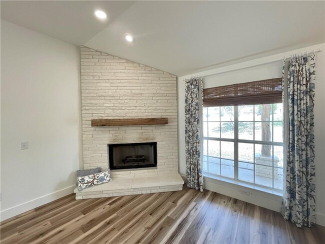 Building Photo - 104 Cowal Dr S