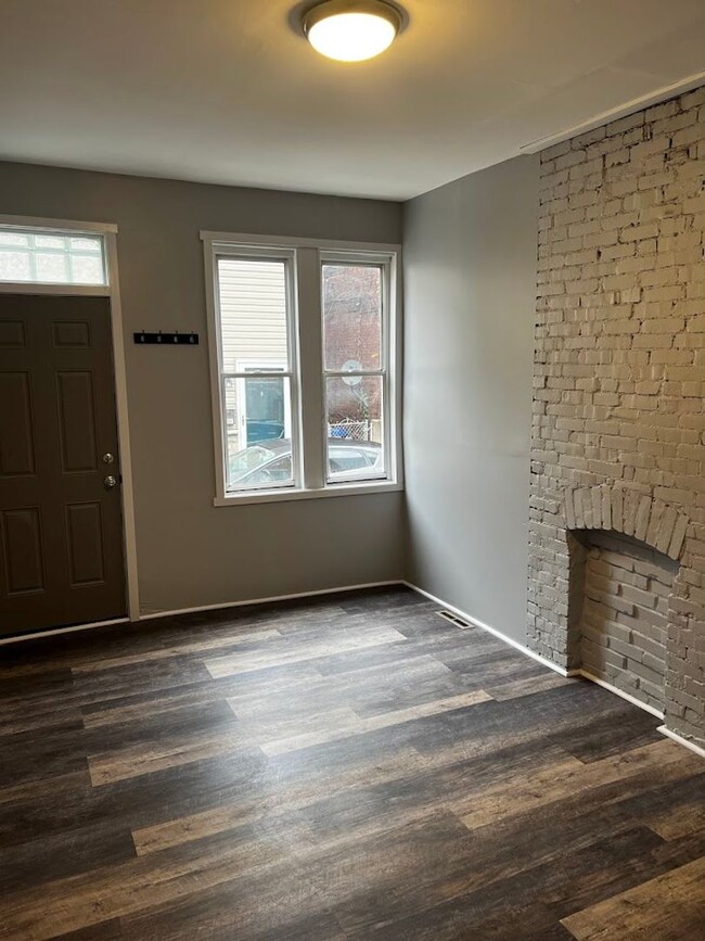 Building Photo - Updated 1 Bedroom Unit In The Southside wi...