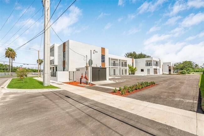 Building Photo - 16955 SW 100th Ave