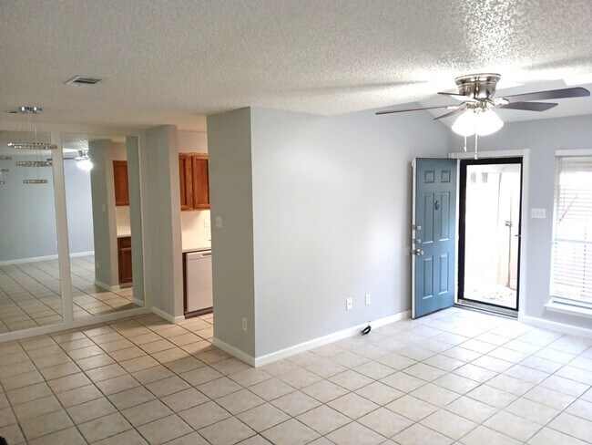 Foto del edificio - 2379 Briarwest Blvd