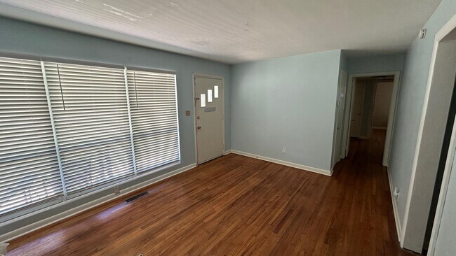 Foto del edificio - 1677 Mayhew St