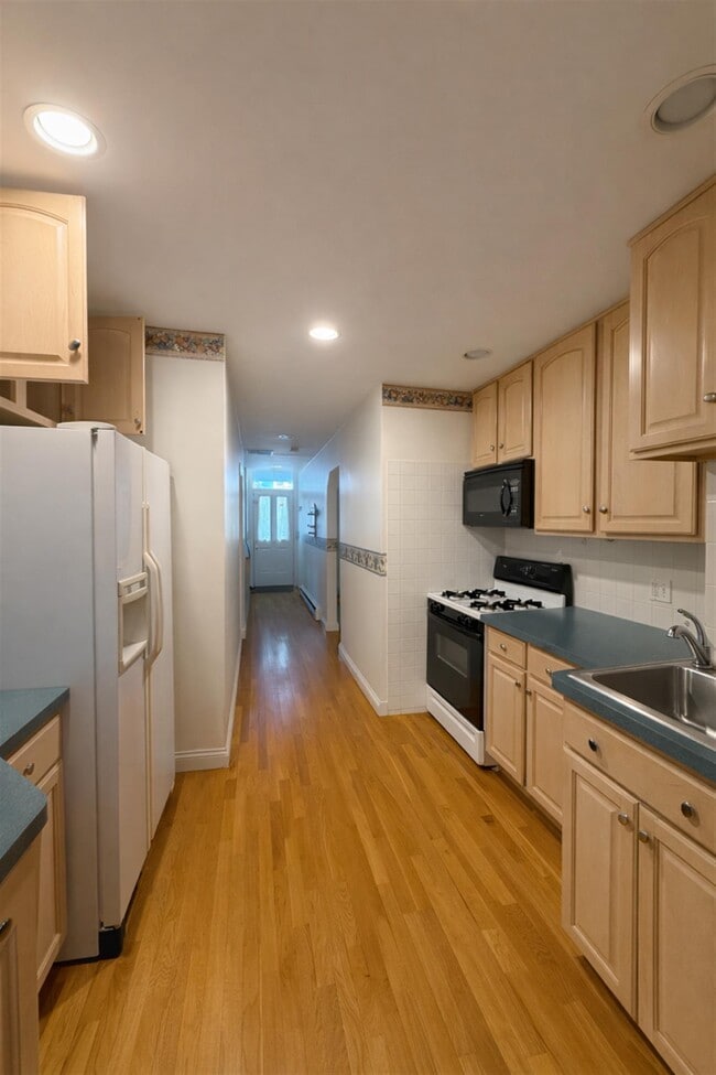 Building Photo - 107 2nd St