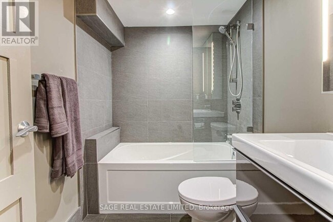 Building Photo - 671 Dufferin St