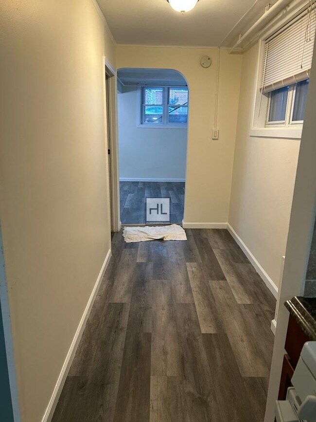 Foto del edificio - Spacious 1-bedroom / 1-bath on GLENWOOD ROAD