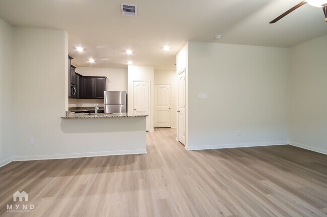 Foto del edificio - 556 Solomon Ln
